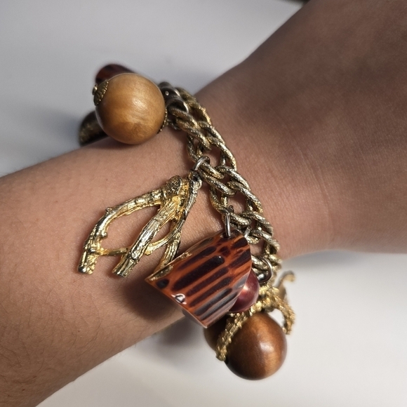 Bakelite gold tone charm bracelet - Picture 3 of 6